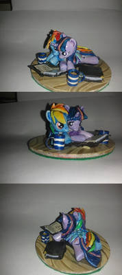 MLP blindbag shipping diorama: Twi-Dash reading!