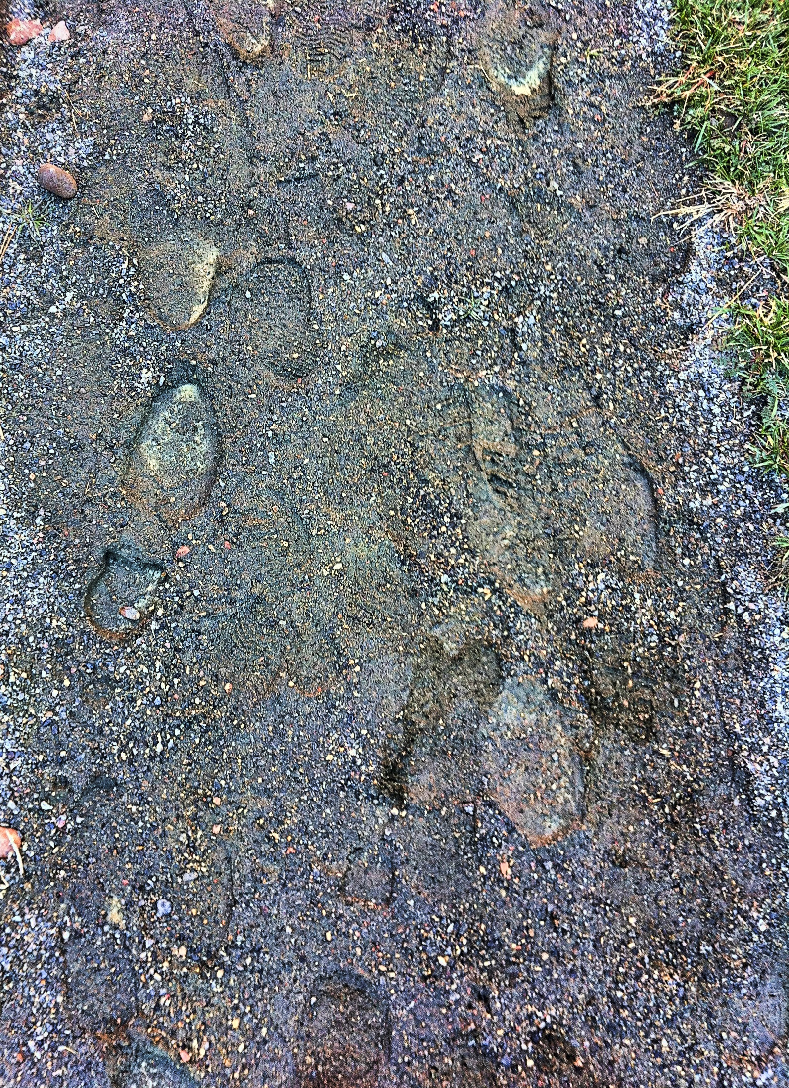 fooT-priNts oN a gRavel roAd