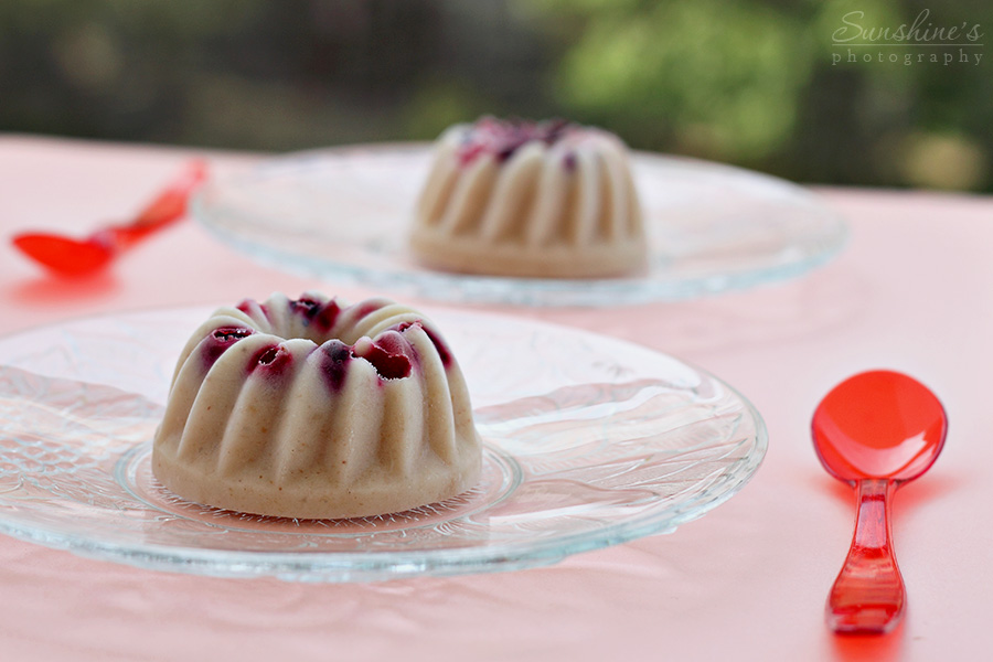 Frozen banana berry yogurt