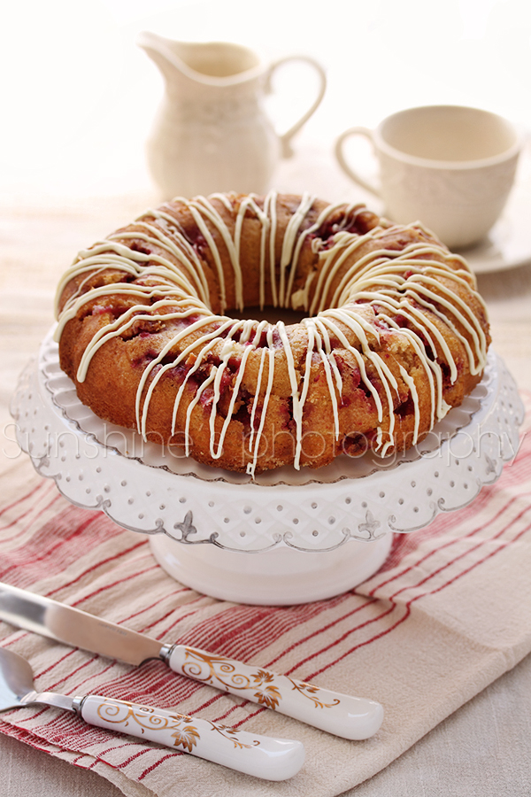 Raspberry bundt lemon cake