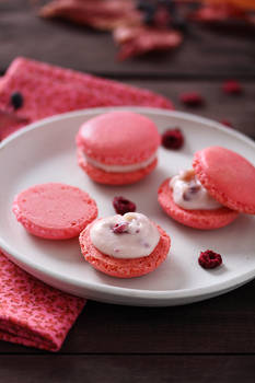 Macarons with white chocolate