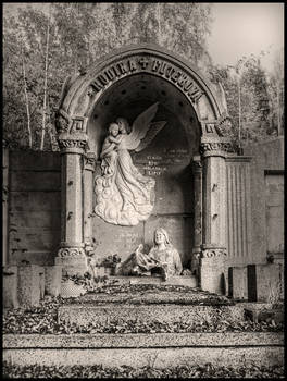 Grave with a damaged statue