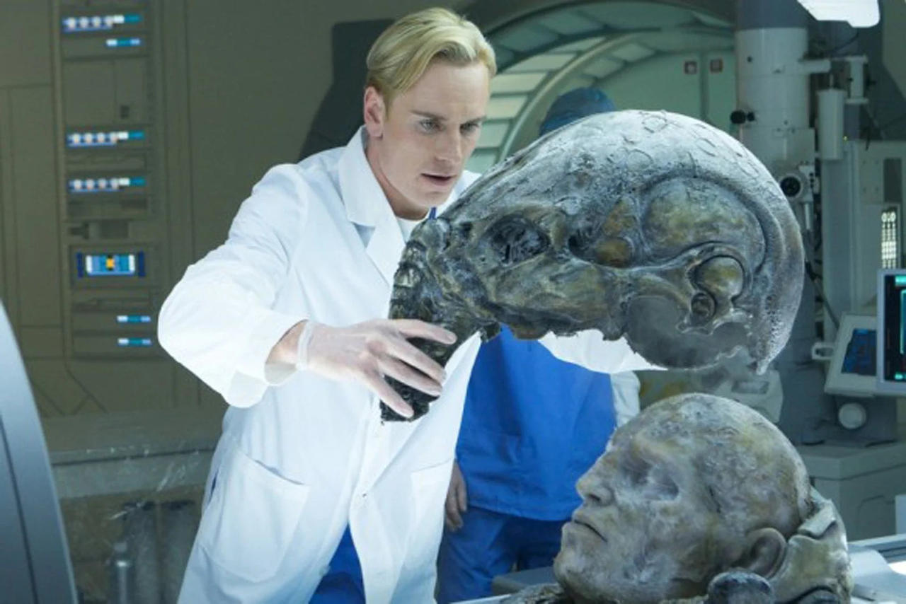 The-space-jockey-has-a-mouth-with-teeth-and-a-tong