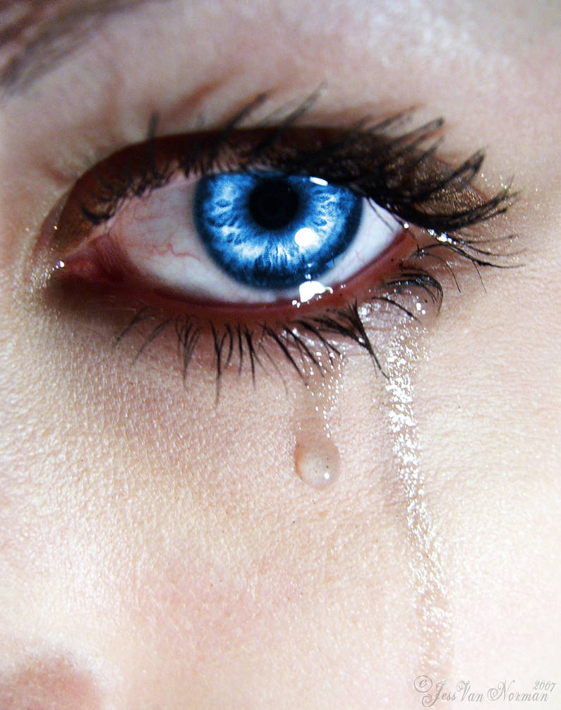 Если плакать глаза выцветут. Плачущий глаз. Синие глаза. Глаз со слезой. Заплаканные голубые глаза.