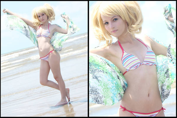 Juliet Starling cosplay on beach