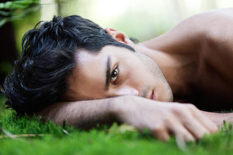 Фото лежащего мужчины. Парень лежит на траве. Парень лежит. Парень на траве.