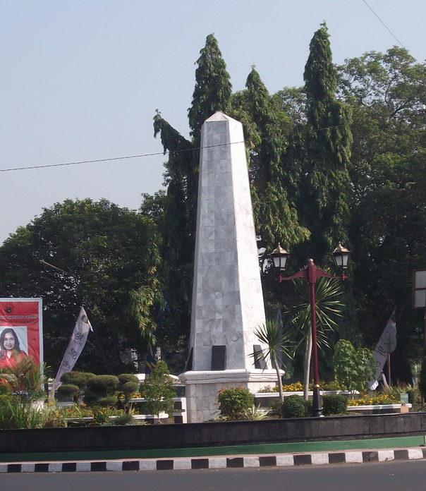 TUGU DEKAT ALUN-ALUN KEJAKSAAN