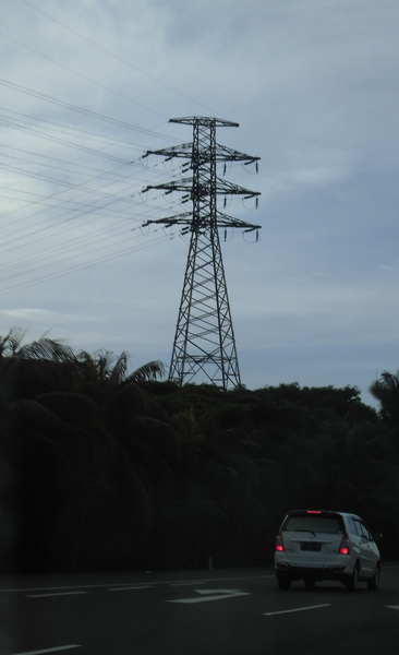 TOWER LISTRIK DI TOL JAGORAWI