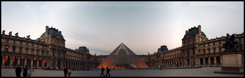 Le Louvre at dusk