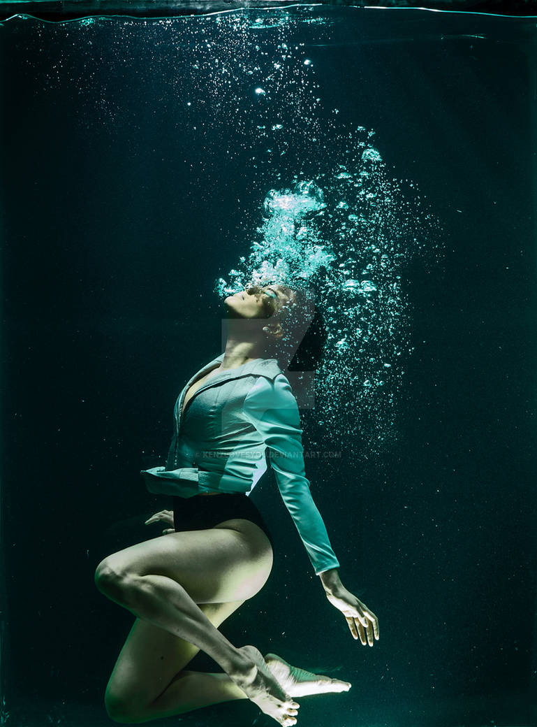 Девушка в воде красиво. Девушка под водой. Девушка в воде. Девушка тонет в воде. Фотосессия под водой.