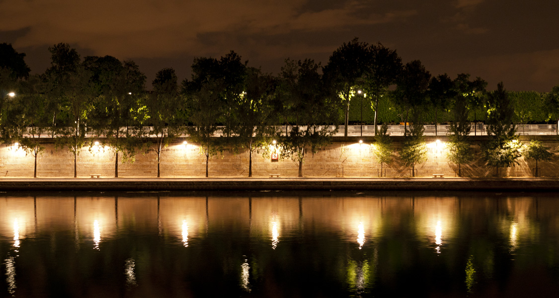 A night on the Seine waterfron