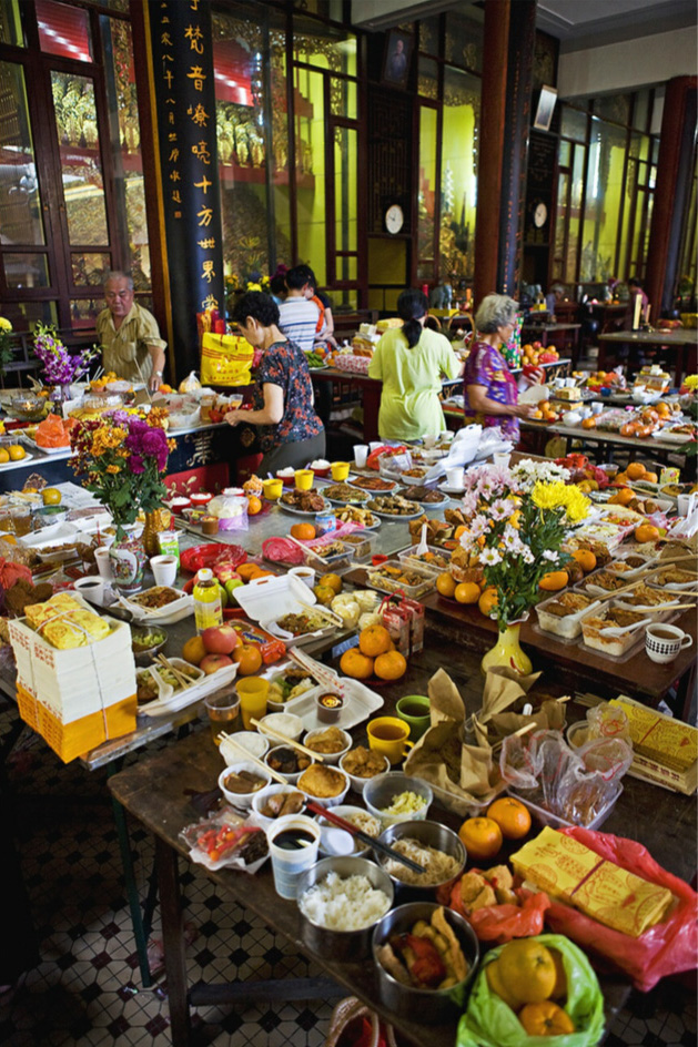 Making offerings at Leong San See Temple