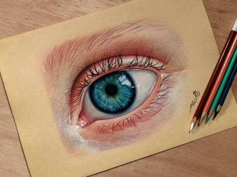 Drawing eye with colored pencils