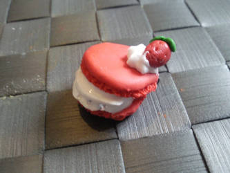 strawberry cream macaroon