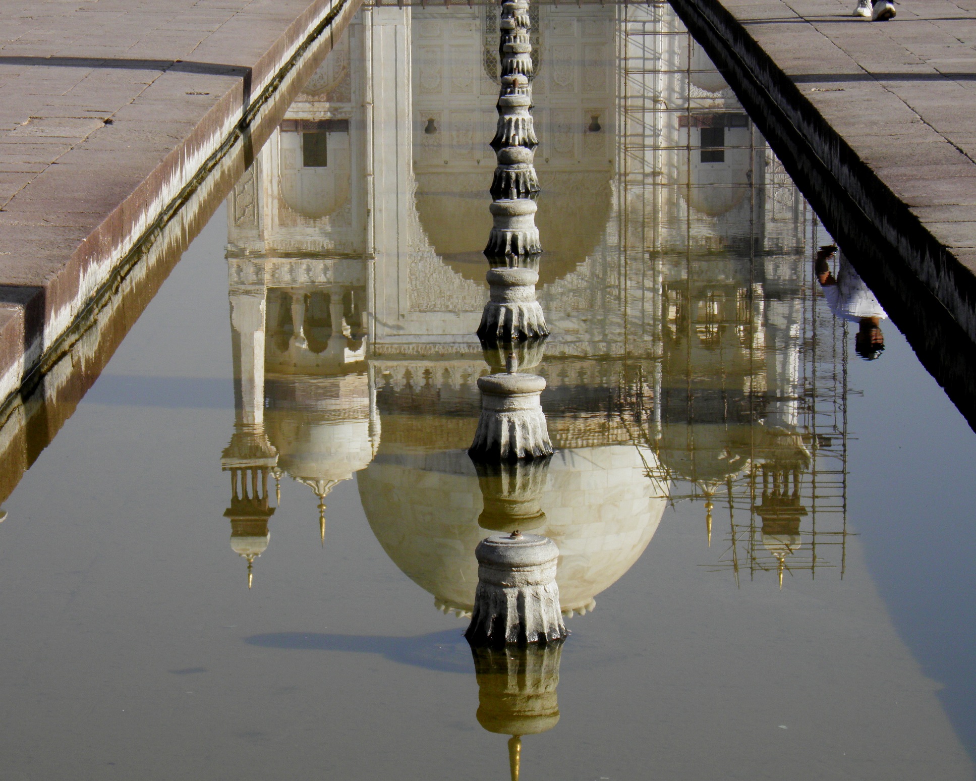 mirror image taj no  bibi ka makbara