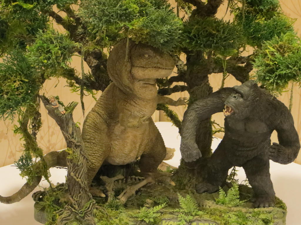 Kong VS T-Rex at G-Fest