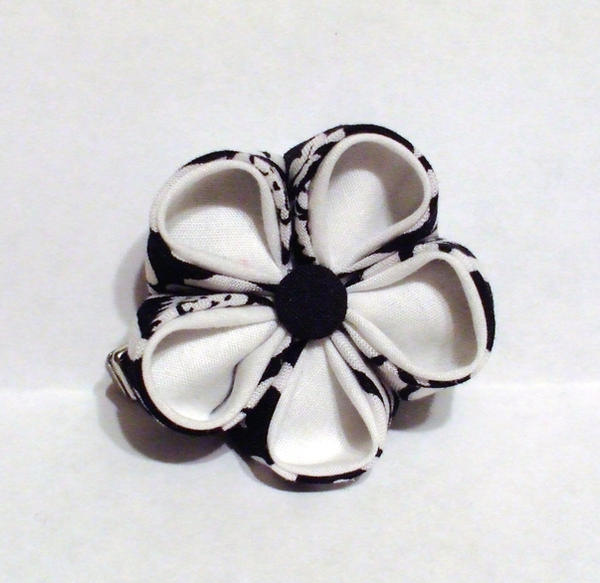 Single black and white kanzashi clip