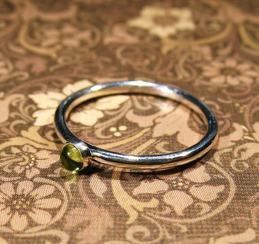 Sterling Silver Peridot cabochon Ring