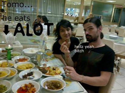 Tomo Eats xD