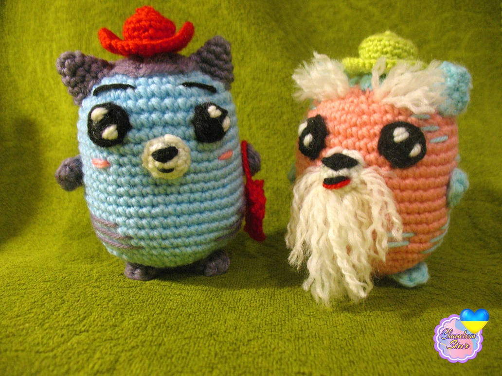 A photo of handmade crochet amigurumi light blue cat named Delaney and a pink cat called Donnagan, who are a part of a big Tororo Puss family