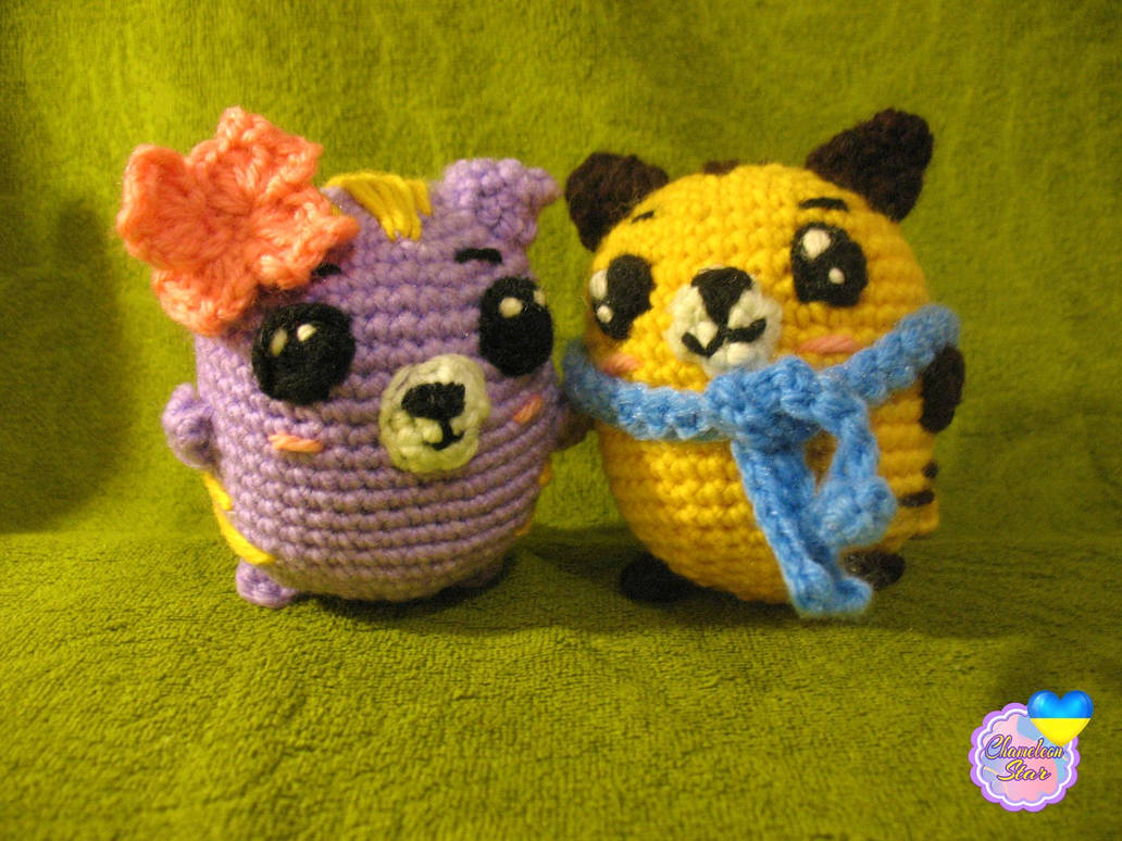 A photo of handmade crochet amigurumi lilac cat named Tara and a yellow cat called Nolan, who are a part of a big Tororo Puss family