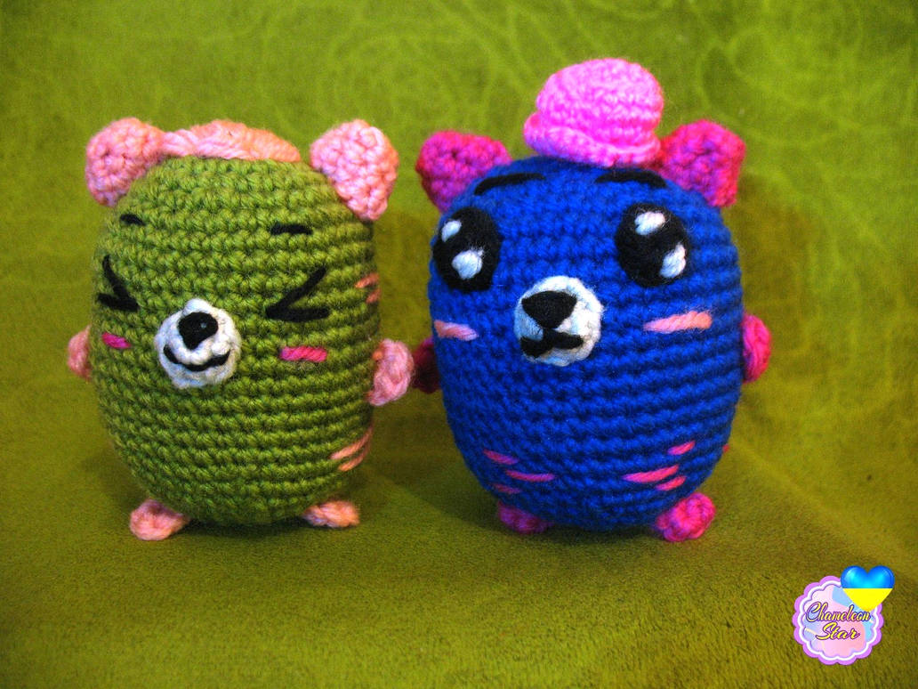 A photo of handmade crochet amigurumi green cat called Mannix and a royal blue cat named Makenna, who are a part of a big Tororo Puss family