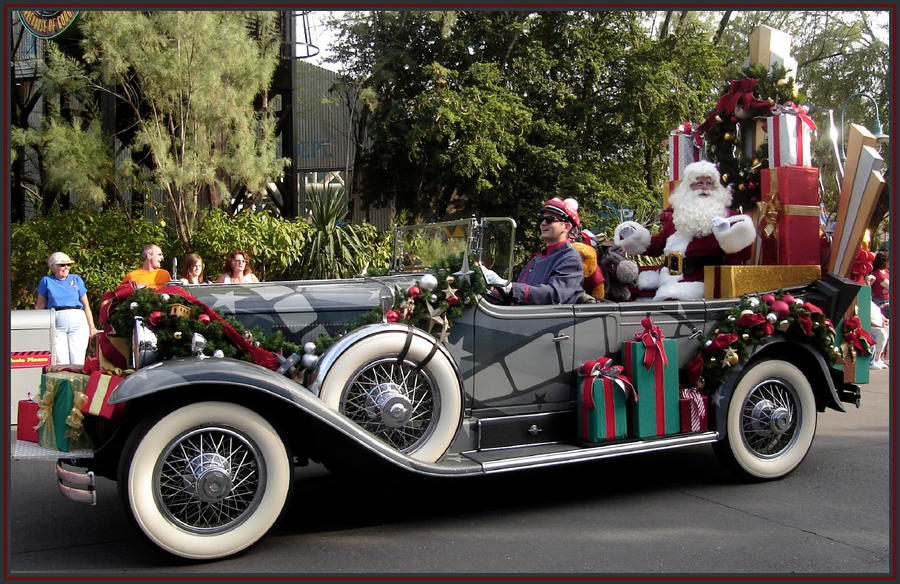 MGM Christmas Parade  Santa 06
