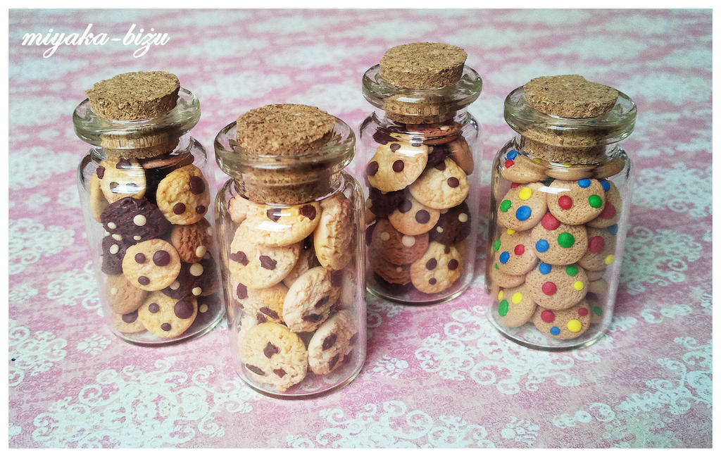 little bottles with cookies