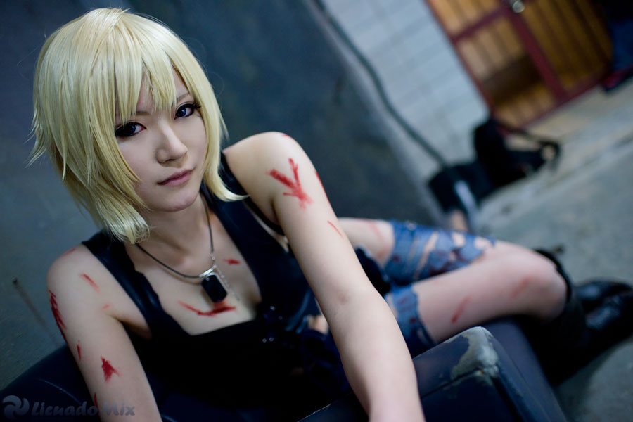 chek this cosplay aya brea