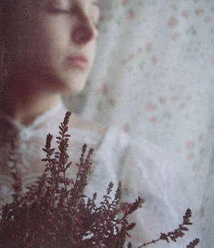 winter portrait of Veronique with the lilacs by madre-superiora