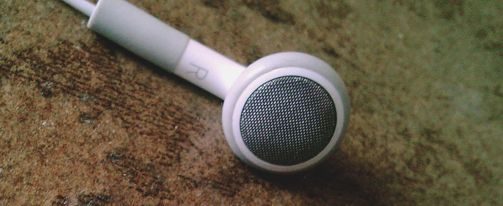iPod_headphone_R