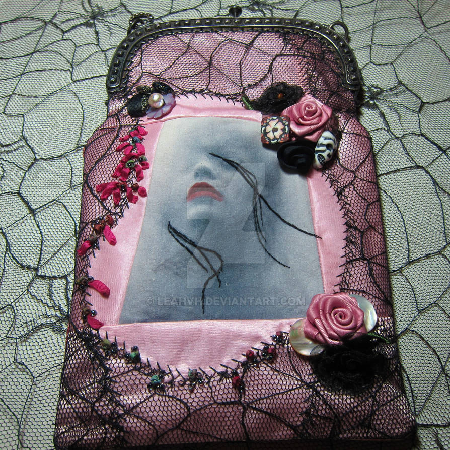 Cyndy's Black and Pink purse by leahvh