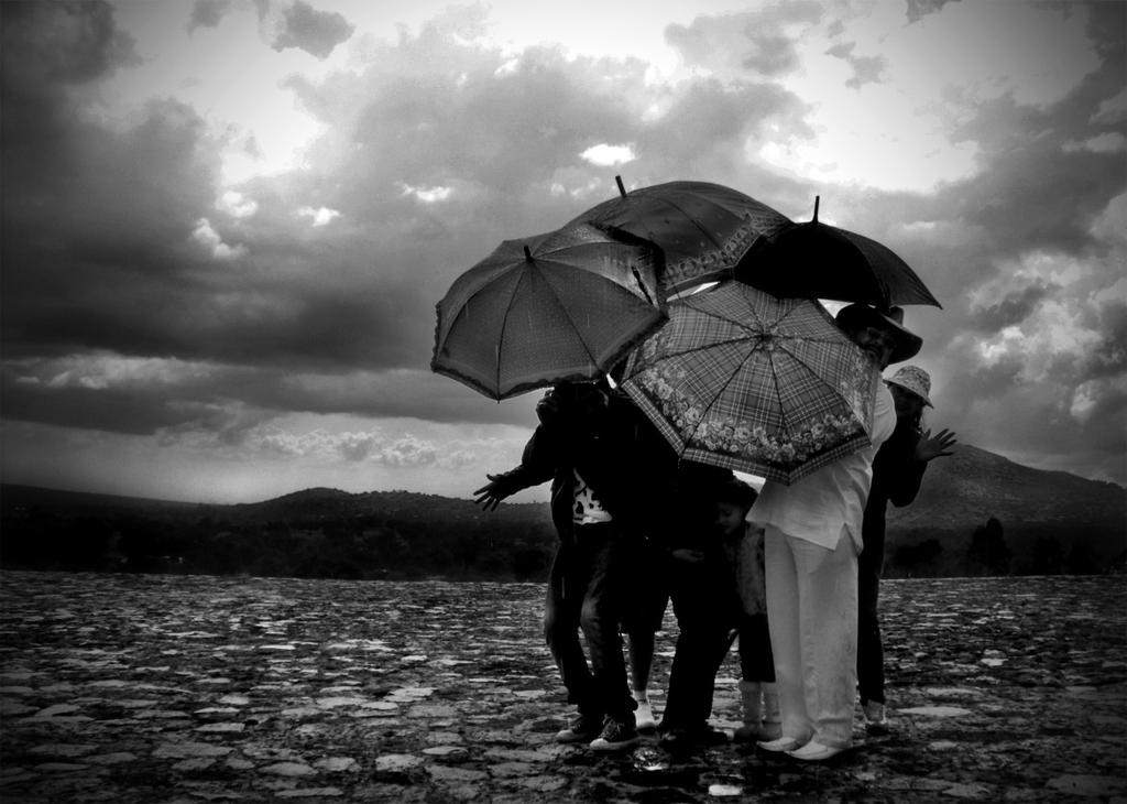 En-familia-bajo-la-lluvia by MrcohAnt