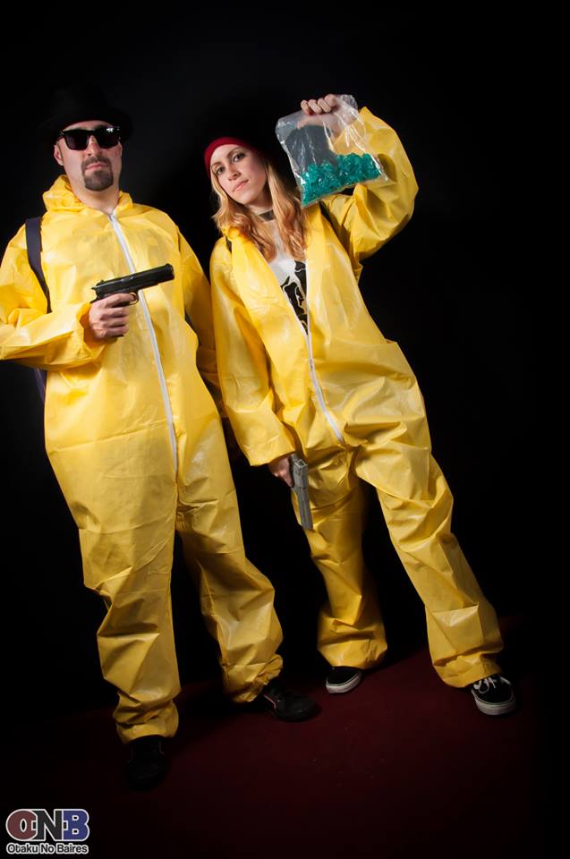 Костюм желтый персонаж. Уолтер Уайт косплей. Breaking Bad желтый костюм. Breaking Bad в костюмах. Уолтер Уайт и Джесси в желтых костюмах.