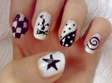 Black / White  Nails