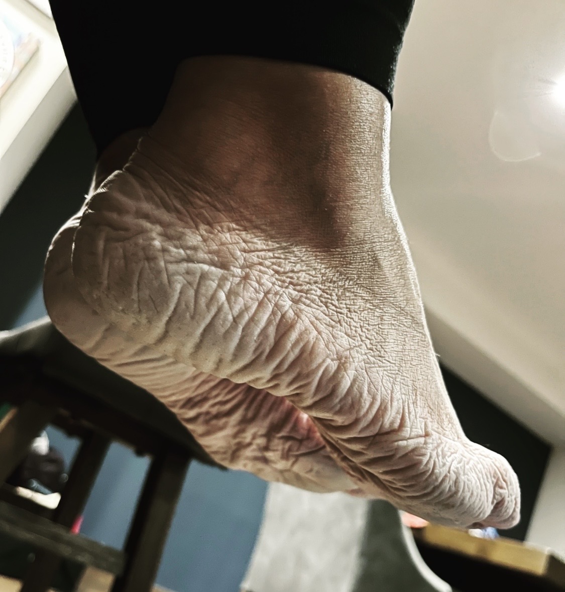 120 hours wet soles! Amazing wrinkles! by WETTORTUREDFEET on DeviantArt
