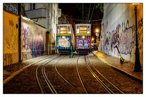 Elevador da Gloria at night