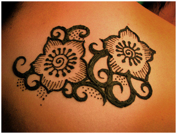 Henna: Blooms and Curves