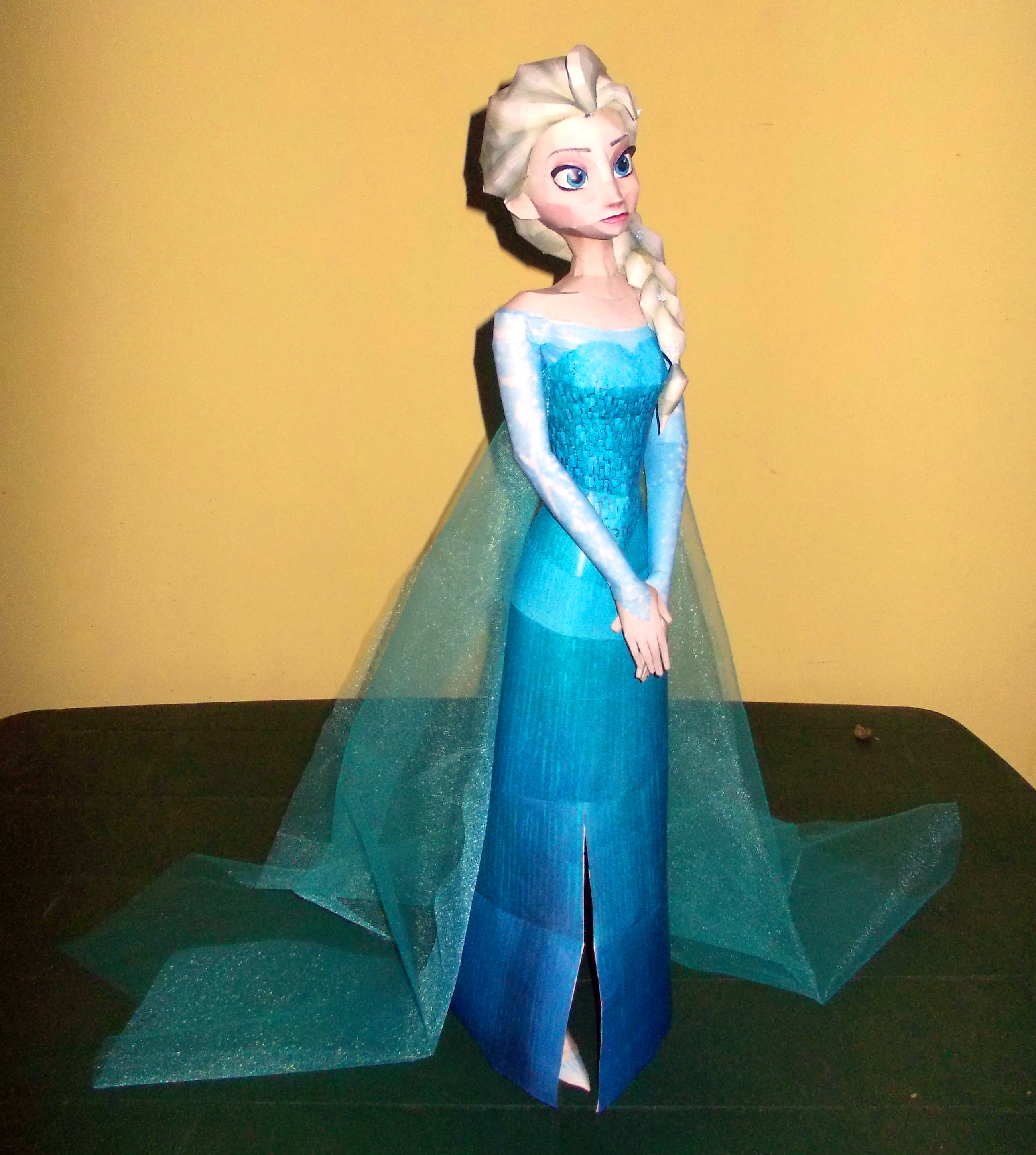 Elsa (Frozen) Papercraft - Done!