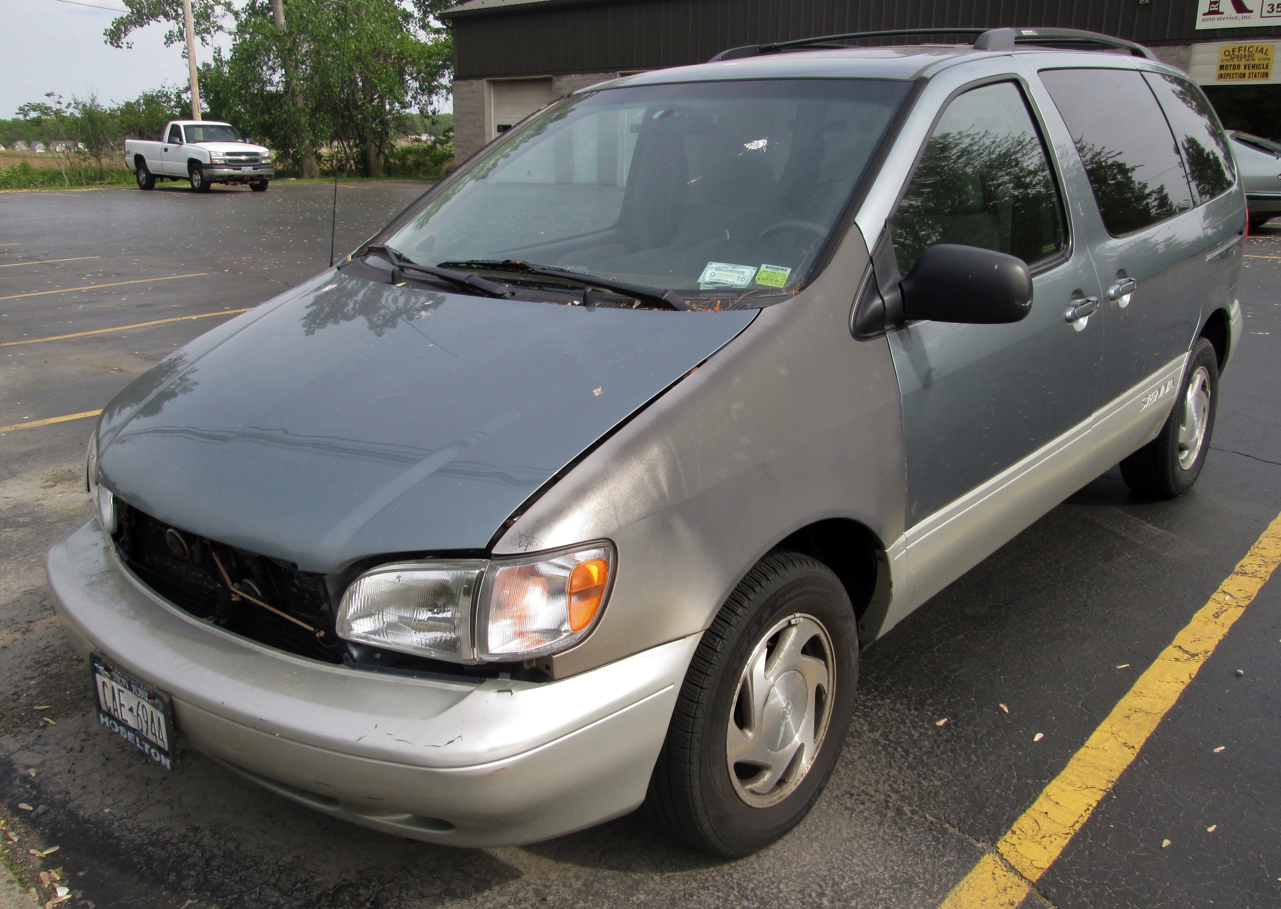 (2000) Toyota Sienna LE [Beater]