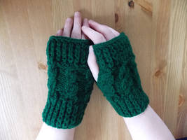 Cable stitch gloves