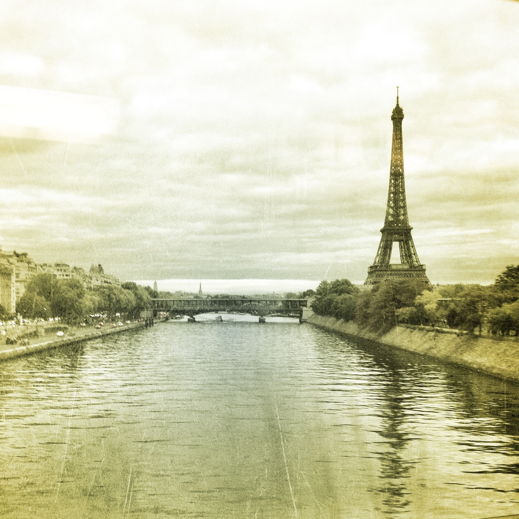 Tour Eiffel from Metro Bir-Hakeim