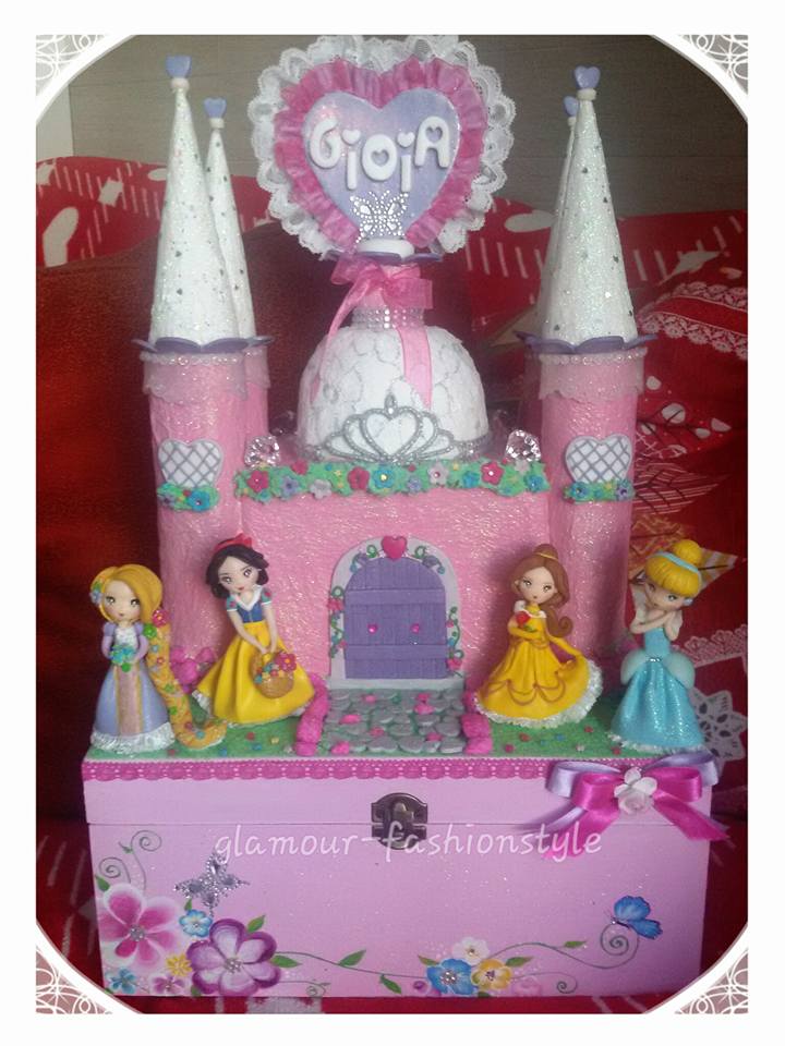 disney castle with 4 princesses on wooden box