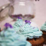 Blaubeer-Cupcakes mit Lavendelblueten