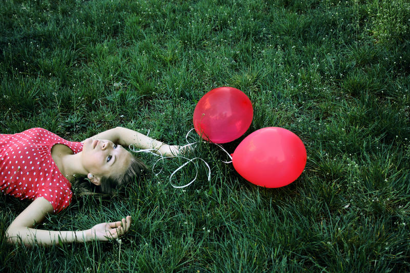 Шарова р а. Девушка с воздушными шарами. Шарики на природе. Блондинка с воздушными шарами. Шарик травы.