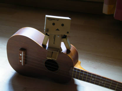 Danbo on ukulele