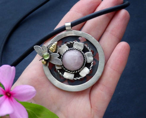 Necklace with rose quartz