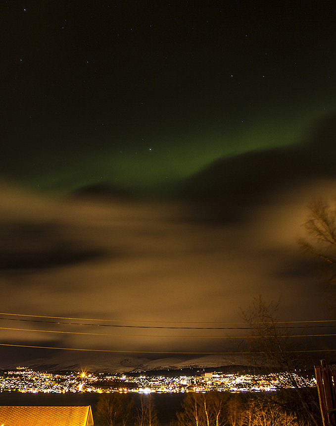 Sky og Nordlys over Tromsoe