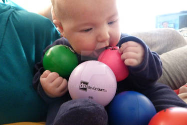 Mateo jugando con sus DA Stress Balls