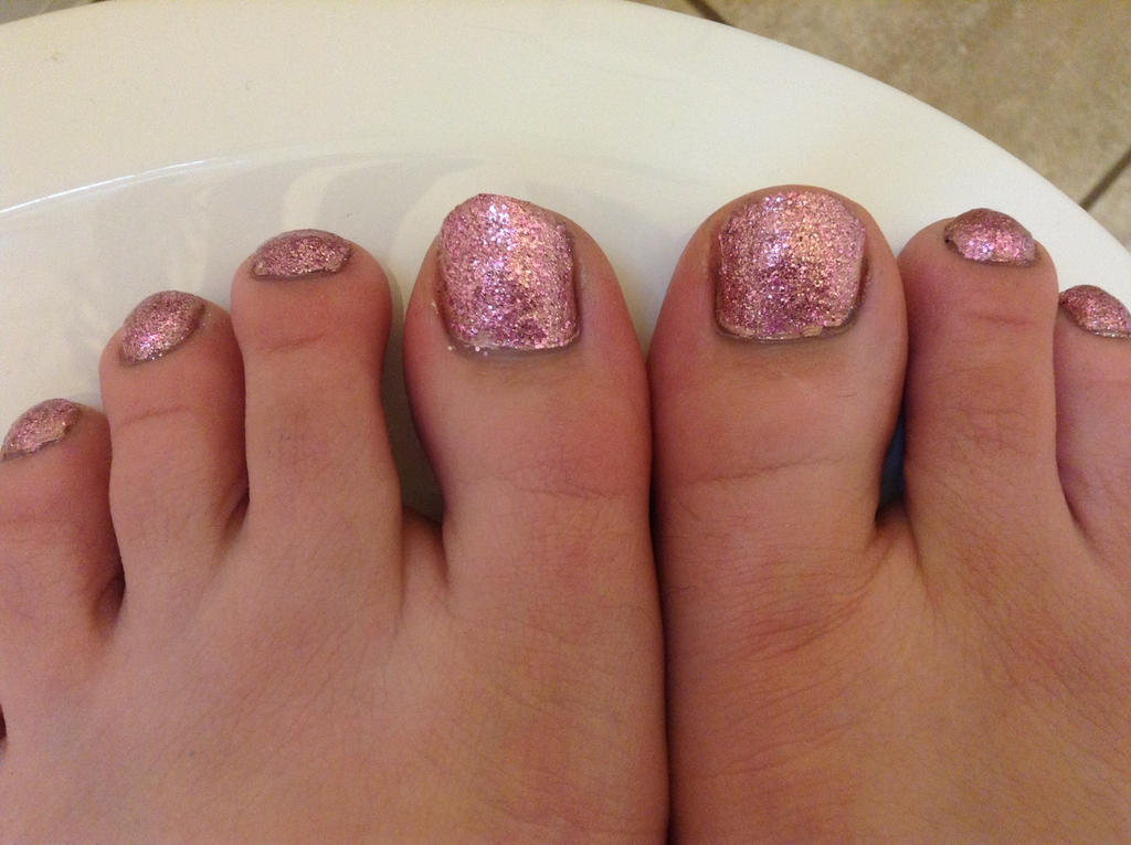 Sparkly pink toes